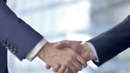 Zeitlupe des Handshakes von Geschäftsleuten