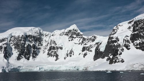 Arktische Landschaft mit Bergen, Eisbergen und Gletschern. Klimawandel und globale Erwärmung