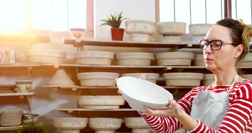 Une potière vérifiant des produits artisanaux 4k