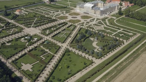 Belos jardins barrocos ao lado do Palácio Rundale, Letônia