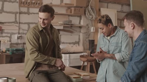 Marceneiros almoçando na oficina