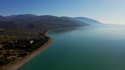 Vue aérienne du Small Village Resort sur la côte sud. L'été de la mer