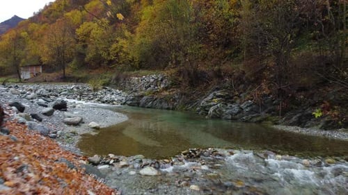 Rio de outono na montanha na temporada de outono, folhagem vermelha