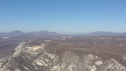 Paysage avec images aériennes 4K des montagnes Deli Jovan Krsh et Stoll