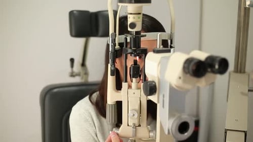 Frau macht Sehtest