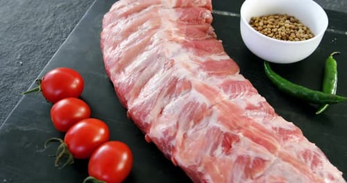 Côtes de bœuf et ingrédients sur le plateau