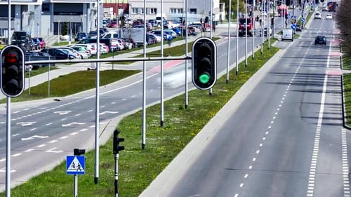 Temps de circulation dans la ville. Inclinaison lente à élevée de la caméra.
