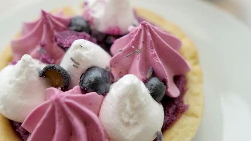 Nahaufnahme-Dessert auf einem Teller. Schöne Kuchen auf Holzuntergrund