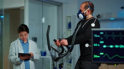 Deportista de alto rendimiento que mide la frecuencia cardíaca con un equipo de electrocardiograma de alto