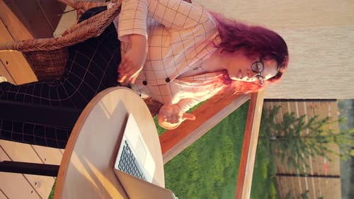 Frau Videokonferenzen mit ihrer Freundin über Online-App auf Laptop
