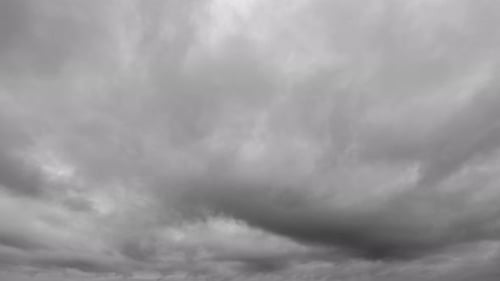Zeitraffer eines dramatisch dunkelweißen Wolkenhimmels mit Gewitter