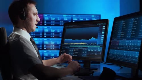 Broker arbeitet im Büro mit Workstation- und Analysetechnologie. Arbeitsplatz des Händlers.