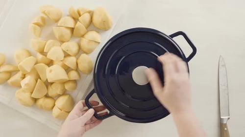 Lapso de tempo. Passo a passo. Preparando purê de batata clássico para o jantar de Ação de Graças.