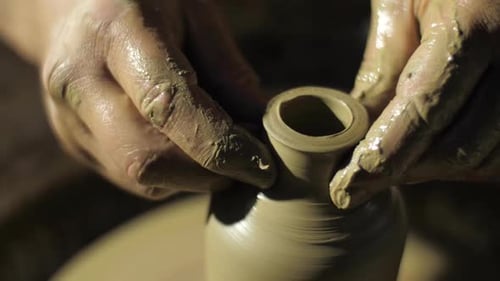 Création et fabrication d'un vase en argile blanche