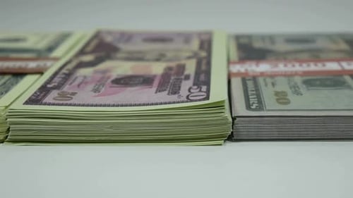 Mit Dollars auf dem Tisch in der Bank