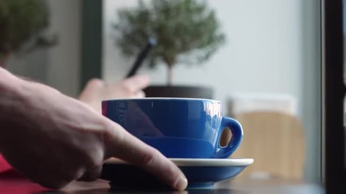 Borist stellt eine Tasse heißen Kaffees auf den Tisch