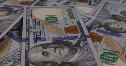 Einhundert Dollar stapeln sich wie bei Währungen, US-Dollar-Banknoten, Nahaufnahme, Hintergrund.