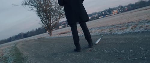 Un homme méchant sur un terrain