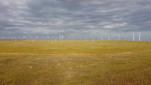Vista aérea de molinos de viento blancos en la zona de la estepa contra un hermoso cielo nublado
