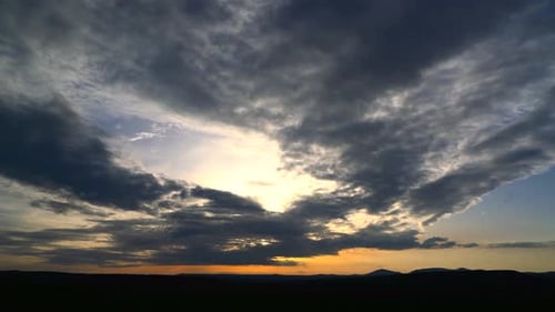 Bewölkter Himmel am Nachmittag vor Sonnenuntergang