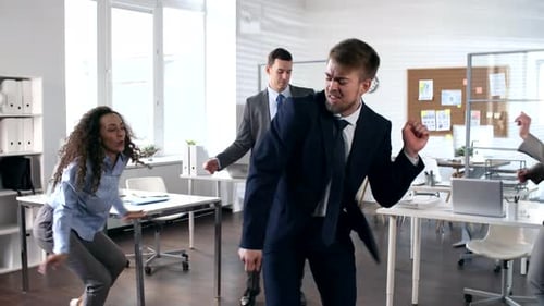 Équipe d'affaires excitée dansant au bureau