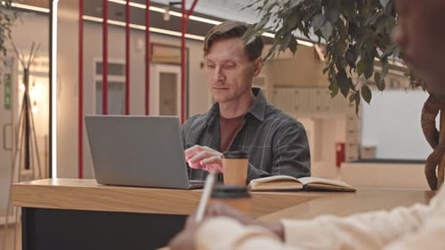 Freelancer travaillant dans le café