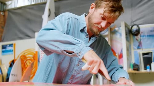 Mann macht Surfbrett