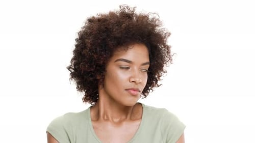 Jeune belle fille africaine mécontente sur fond blanc