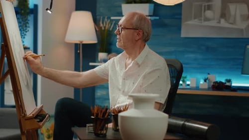 Alter Künstler betrachtet Vase Inspiration zum Erstellen einer Kunstskizze
