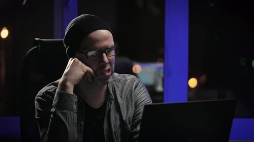 Ein müder Freelancer hatte bei der Arbeit an einem Projekt ein Problem