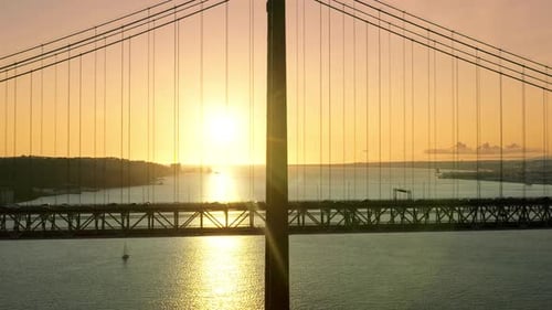 Luftaufnahme des malerischen Sonnenuntergangs im Hintergrund der Hängebrücke
