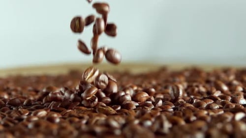Kaffeebohnen heben sich vom Haufen ab