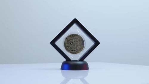 Bitcoin tournant dans des lumières bleues et rouges. Crypto-monnaie BTC
