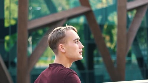 Guy fume une cigarette Électronique en se promenant dans la ville