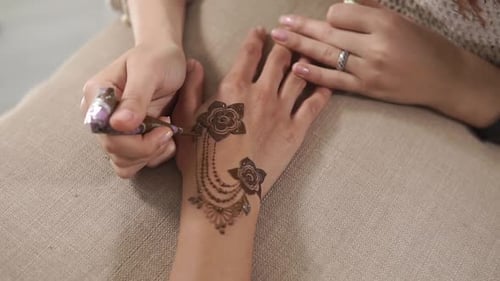 Drawing Mehndi with a Cone.
