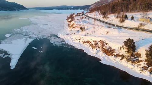 Der Fluss Angara in der Nähe des Baikalsees im Winter. Filmmaterial an frostigem Abend