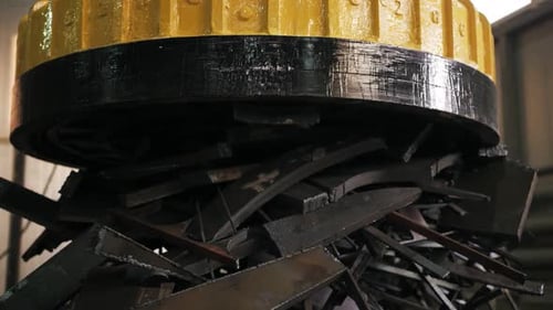 Un enorme electroimán está extrayendo chatarra