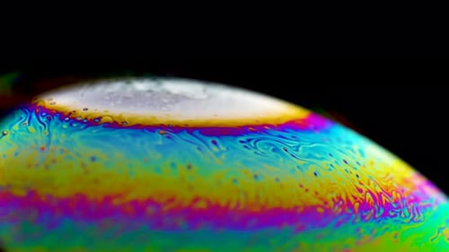 Die
Makroaufnahme einer Seifenblase erzeugt einen farbenfrohen und psychedelischen Hintergrund. Farben des Regenbogens