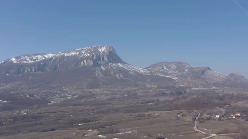 Une partie des chaînes de montagnes des Carpates en Serbie, images de Drone 4K