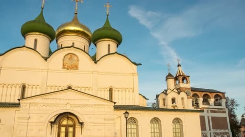 Vista das cúpulas e cruzes da Catedral da Transfiguração no mosteiro de Suzdal.