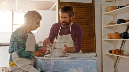 Un potier aide une potière