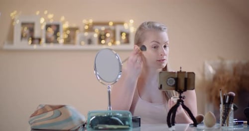 Maquilladora Youtuber femenina que ejecuta un curso de maquillaje en línea