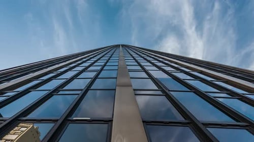 timelapse de importantes y futuristas rascacielos en el centro financiero de una gran ciudad.