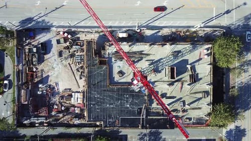 Un Vídeo genial de una grúa en una obra de construcción.