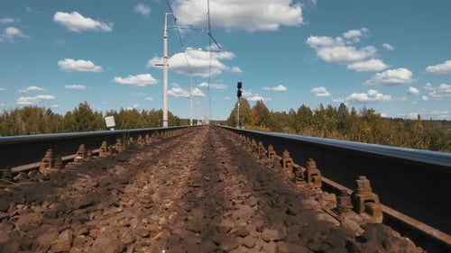 Eisenbahn und blauer Himmel