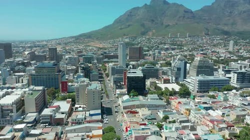 Szenische Drohnenaufnahme aus der Luft über dem Zentrum von Kapstadt, Südafrika, mit malerischem Blick auf den Hafen
