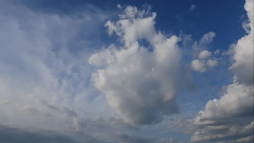 Zeitraffer einer weißen Wolke, die sich um den Himmelshintergrund bewegt