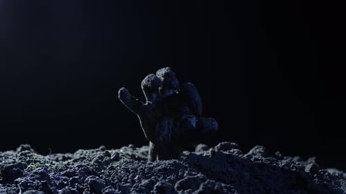 Mão suja de zumbi saindo do chão