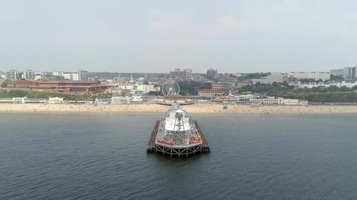 Playa y muelle de Bournemouth desde el aire