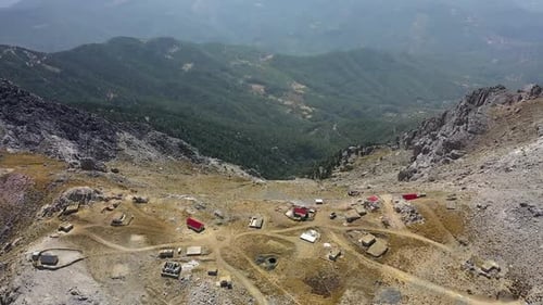 Vue aérienne des nuages haut dans les montagnes
